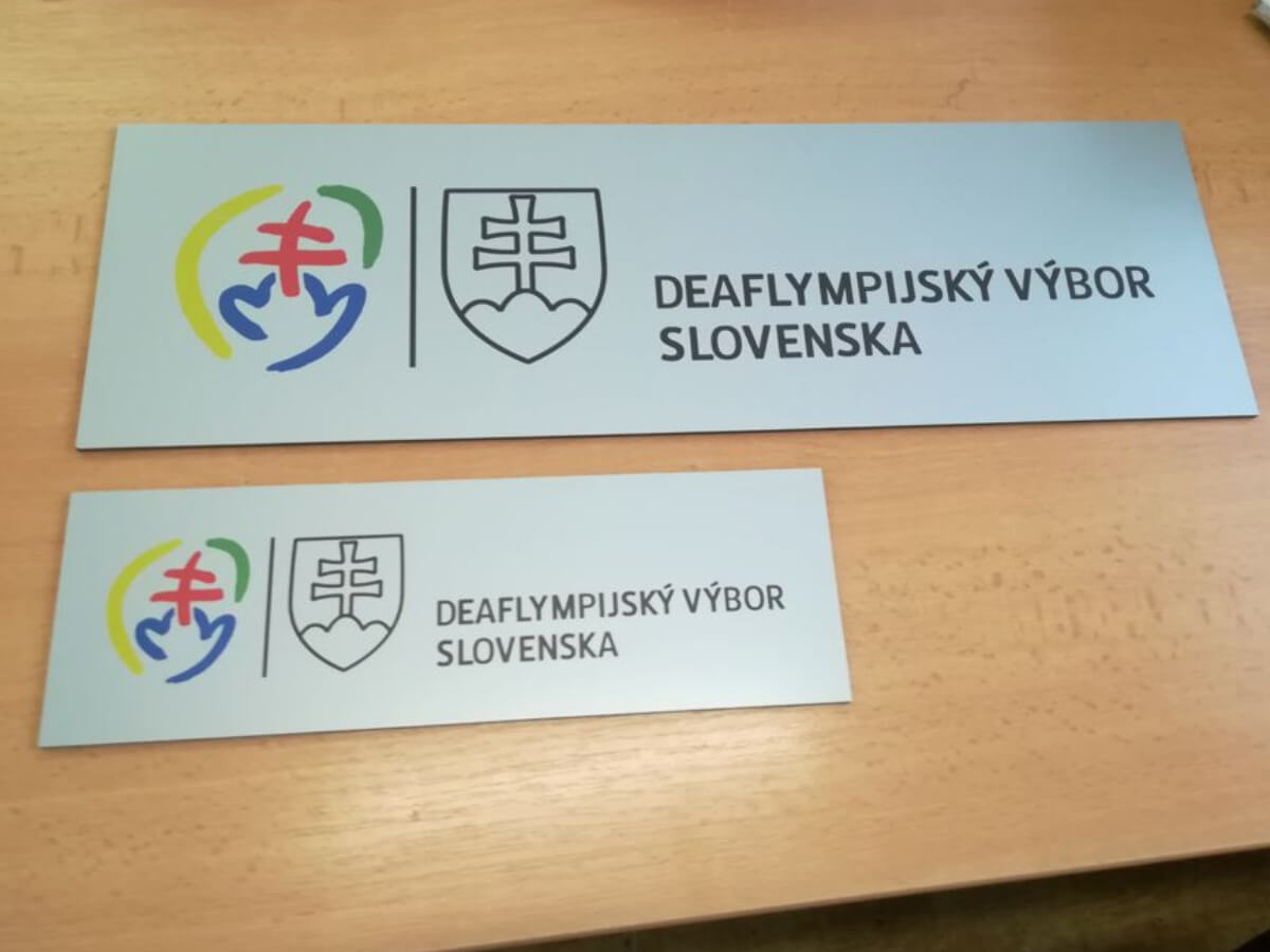 Nápis "Deaflympijský výbor Slovenska" s logem vytištěn na dvou hliníkových Dibond tabulích.