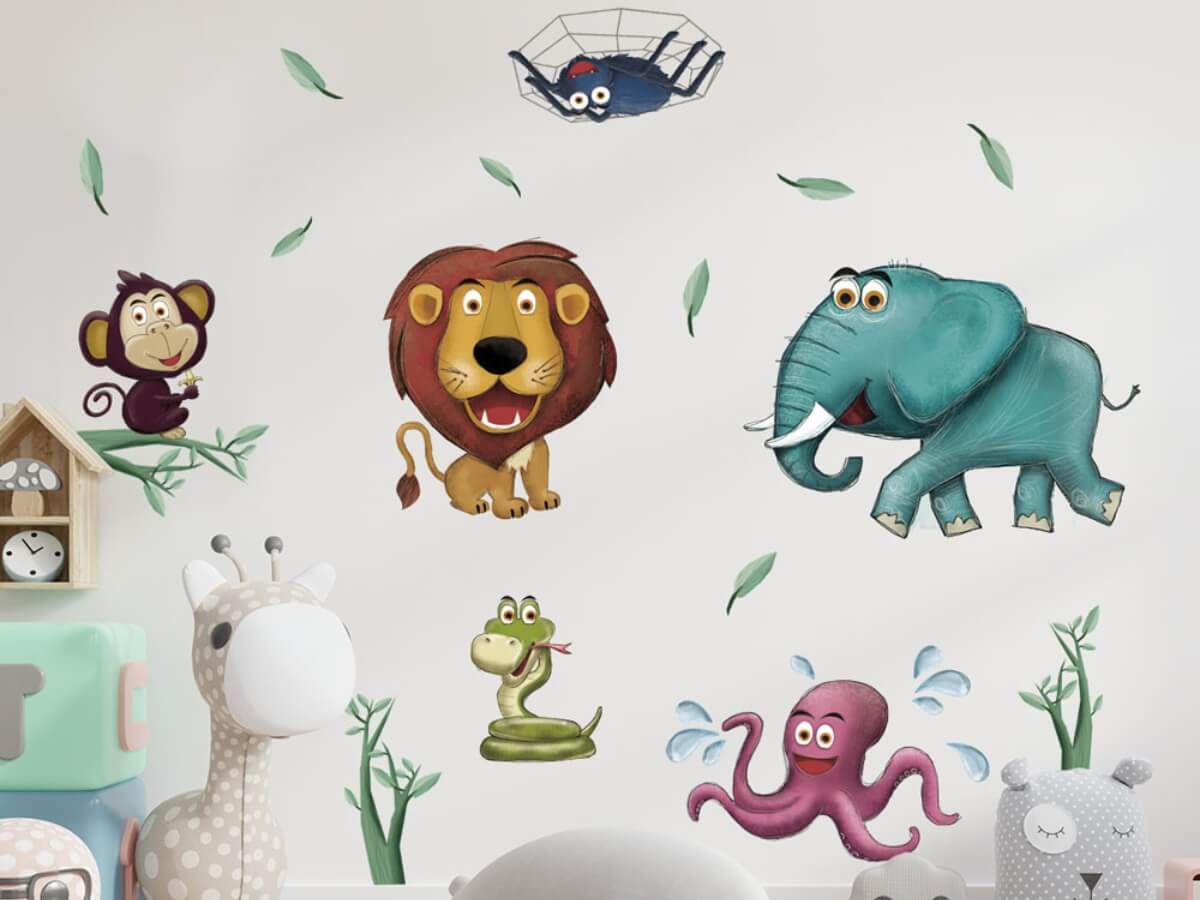 Opice, lev, slon, had, chobotnice a pavouk jako nálepky na stěně dětského pokoje.