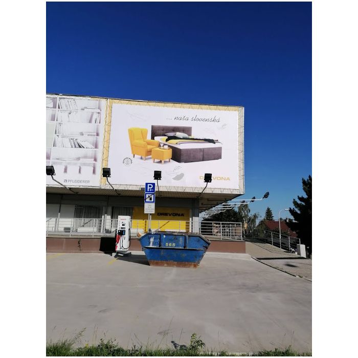 banner DREVONA na budově