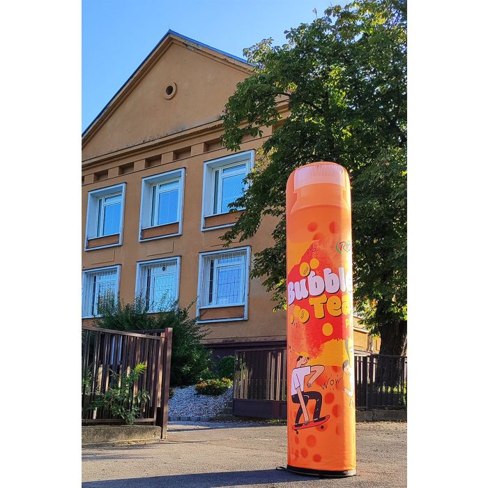 Reklamní sloup v oranžové barvě u školy na Einsteinově ulici