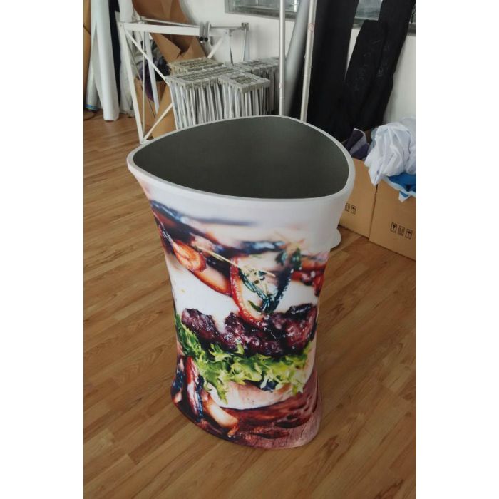 Reklama na potraviny vytištěná na textilním stole
