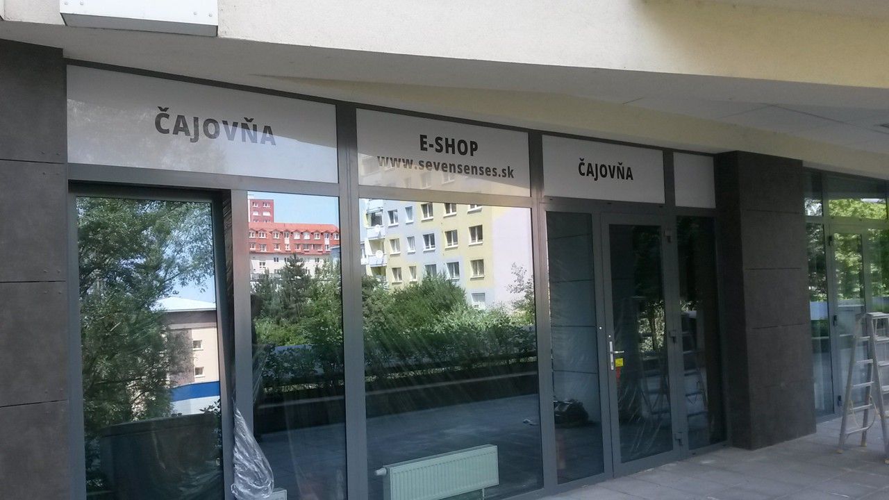 polep výkladů děrovanou fólií