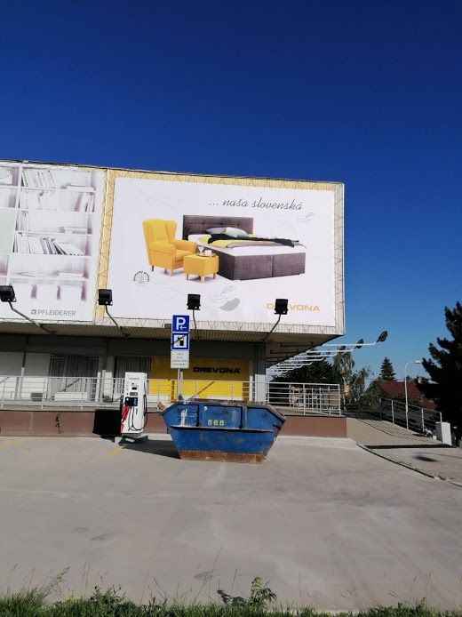 banner DREVONA na budově