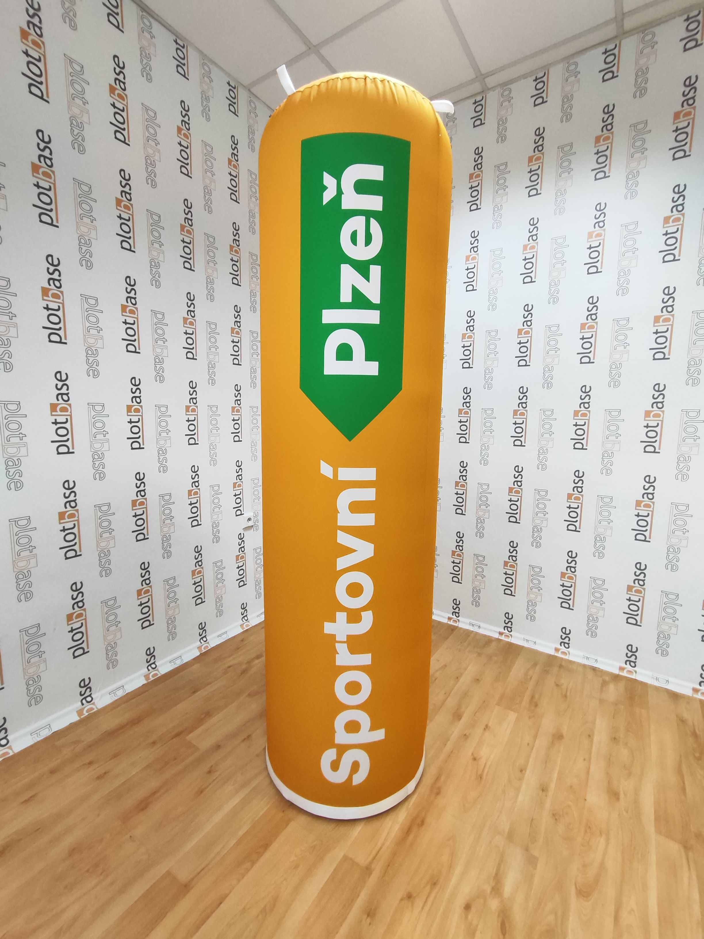 Nafukovací sloup pro akci v Plzni