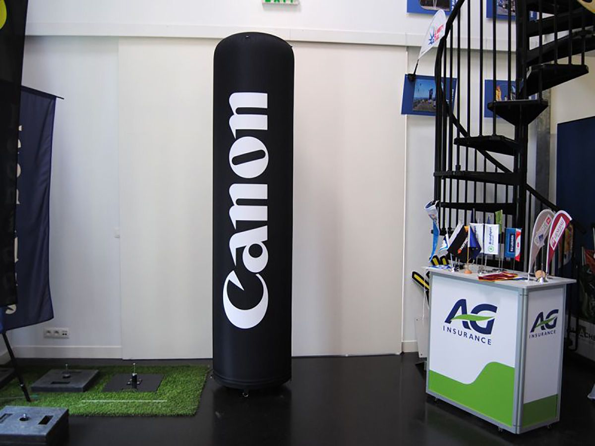 trvale nafouknutý reklamní sloup v obchodě Canon