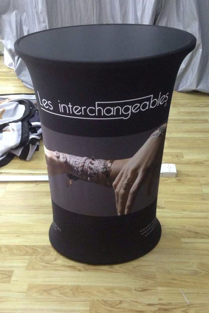 Promoční stolek s reklamou na šperky