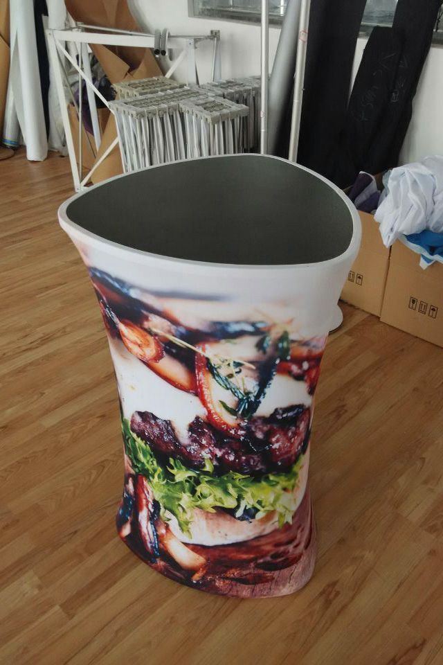 Reklama na potraviny vytištěná na textilním stole