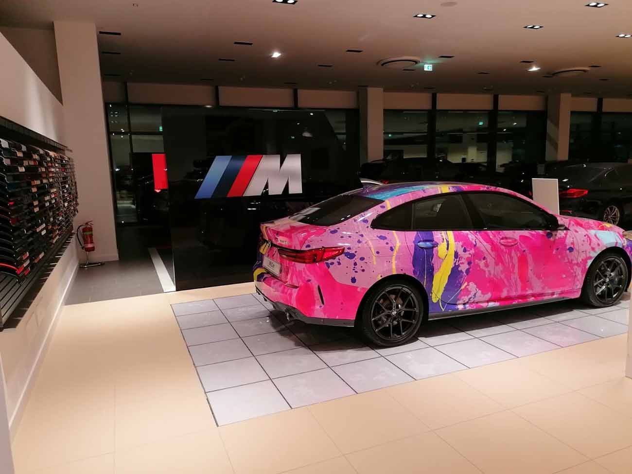 Mobilní podlaha v showroomu s autem