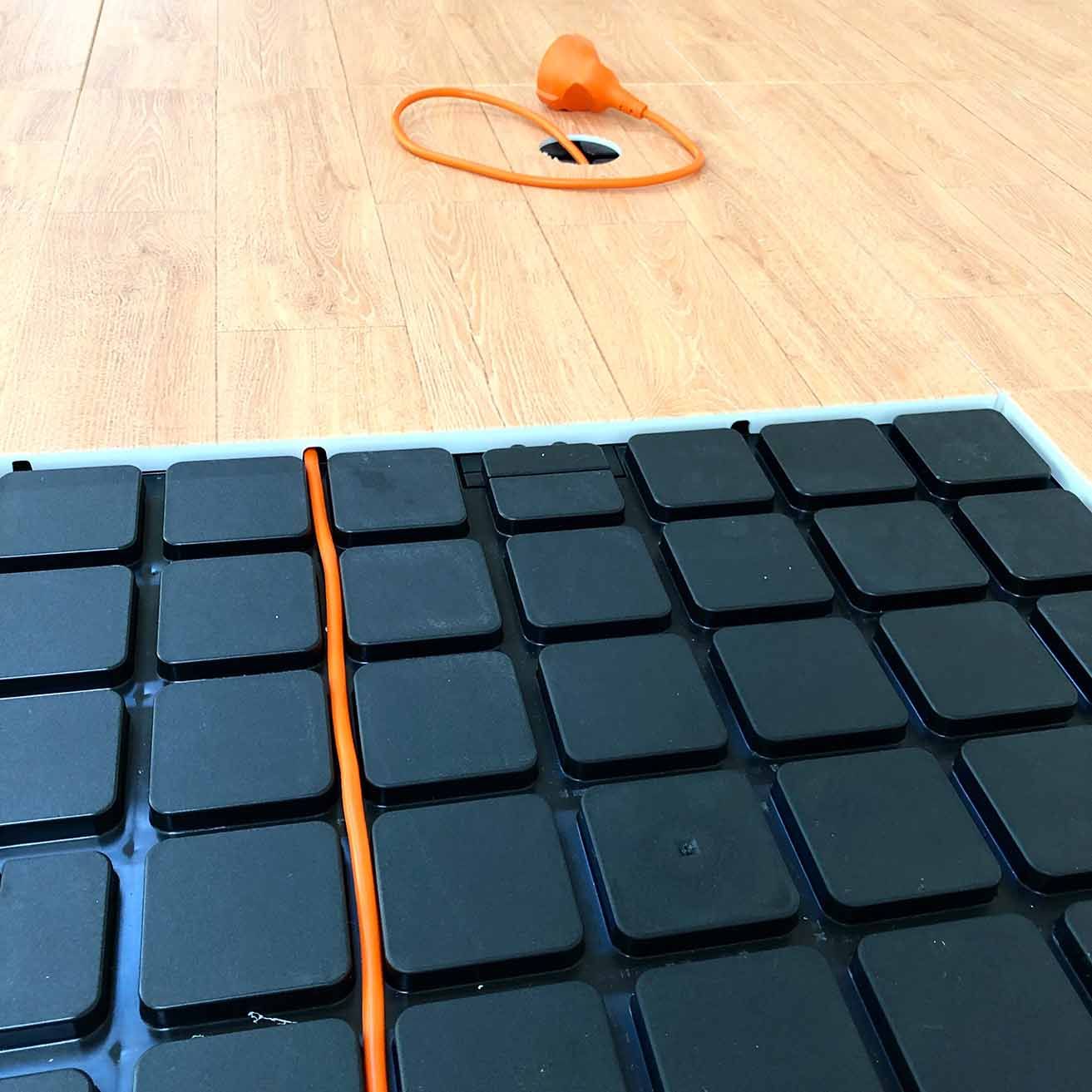 Příklad vedení kabeláže v mobilní podlaze