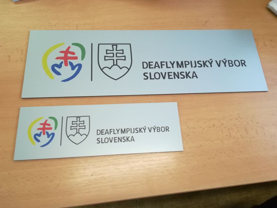 dvě hliníkové reklamní cedule pro deaflympijsky výbor slovenska