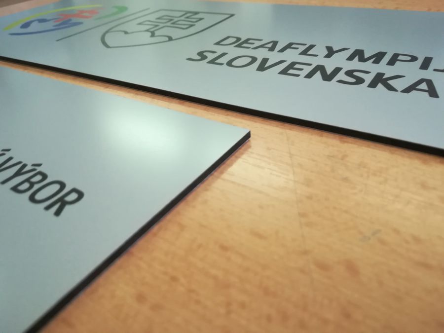 šedý Dibond s přímým potiskem