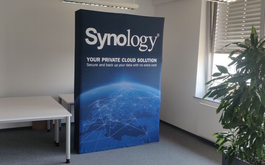 stěna Synology