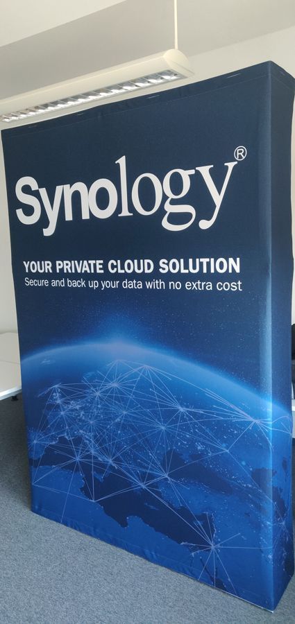 Hop Up prezentační stěna Synology