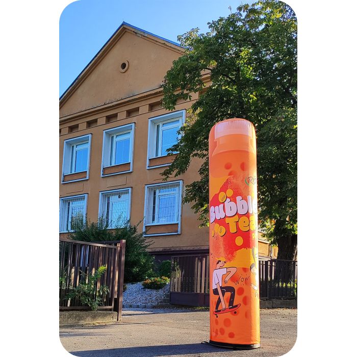 Reklamní sloup v oranžové barvě u školy na Einsteinově ulici