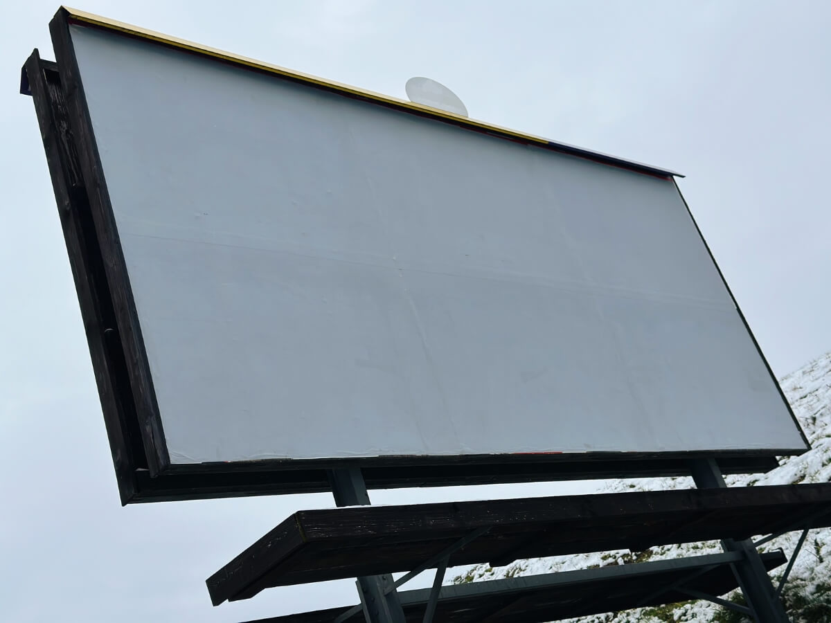 Prázdný billboard bez reklamy při cestě.