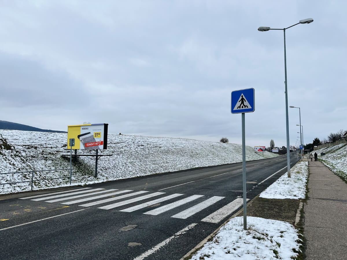 Billboardy umístěné u cesty.