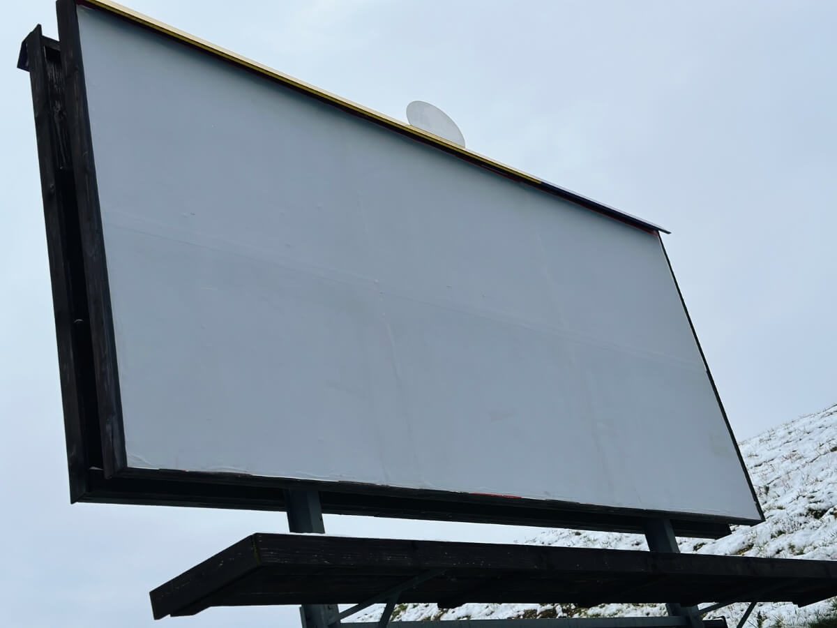 Prázdný bílý billboard