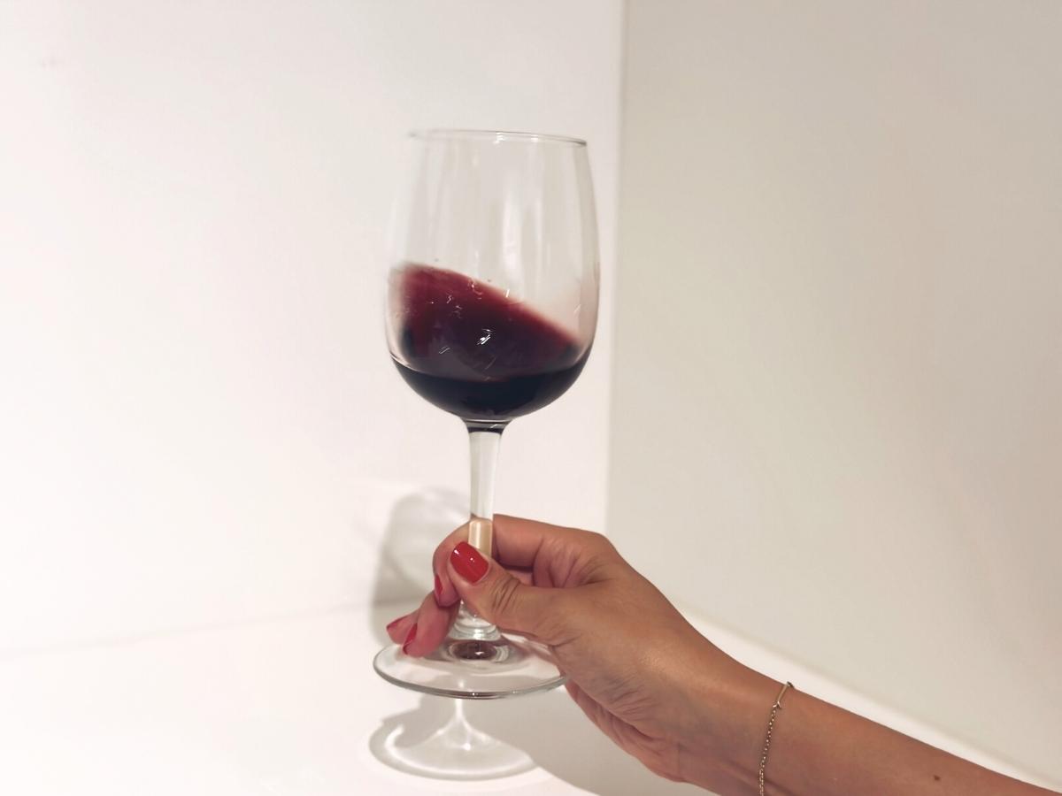 Víření sklenice červeného vína.