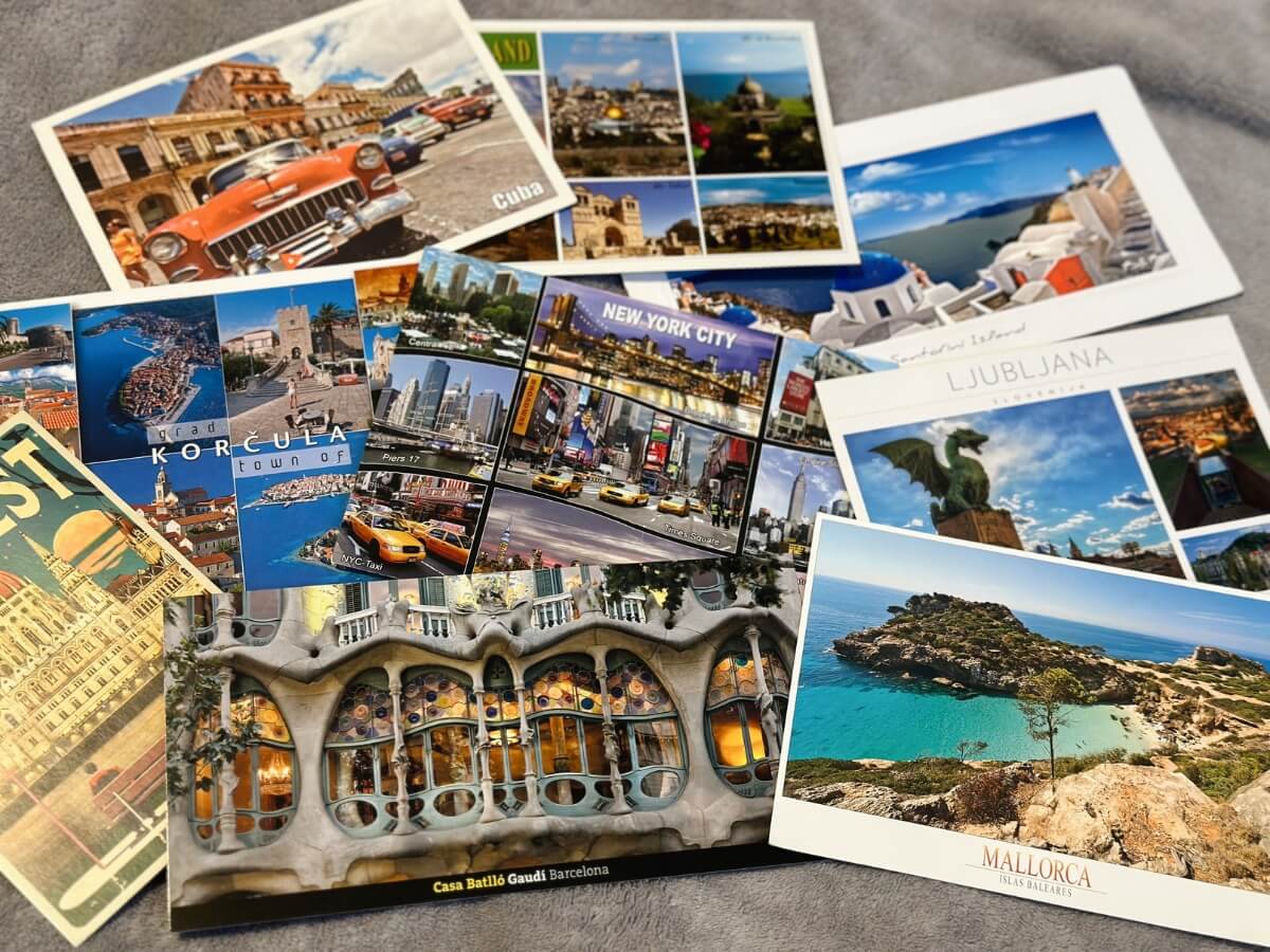 Různé pohlednice z dovolených.