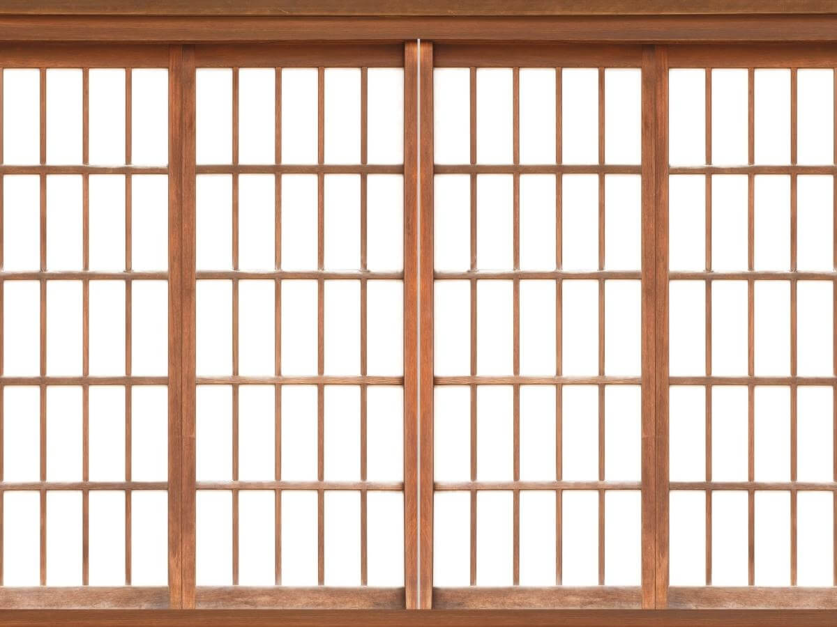 Tradiční japonské posuvné dveře se stínítky Shoji.
