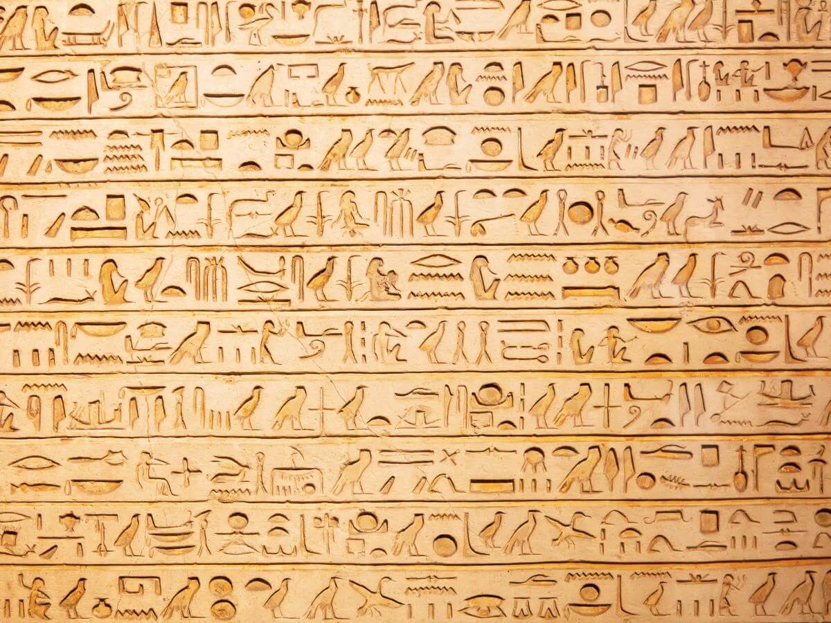 Egyptské hieroglyfy na zdi.