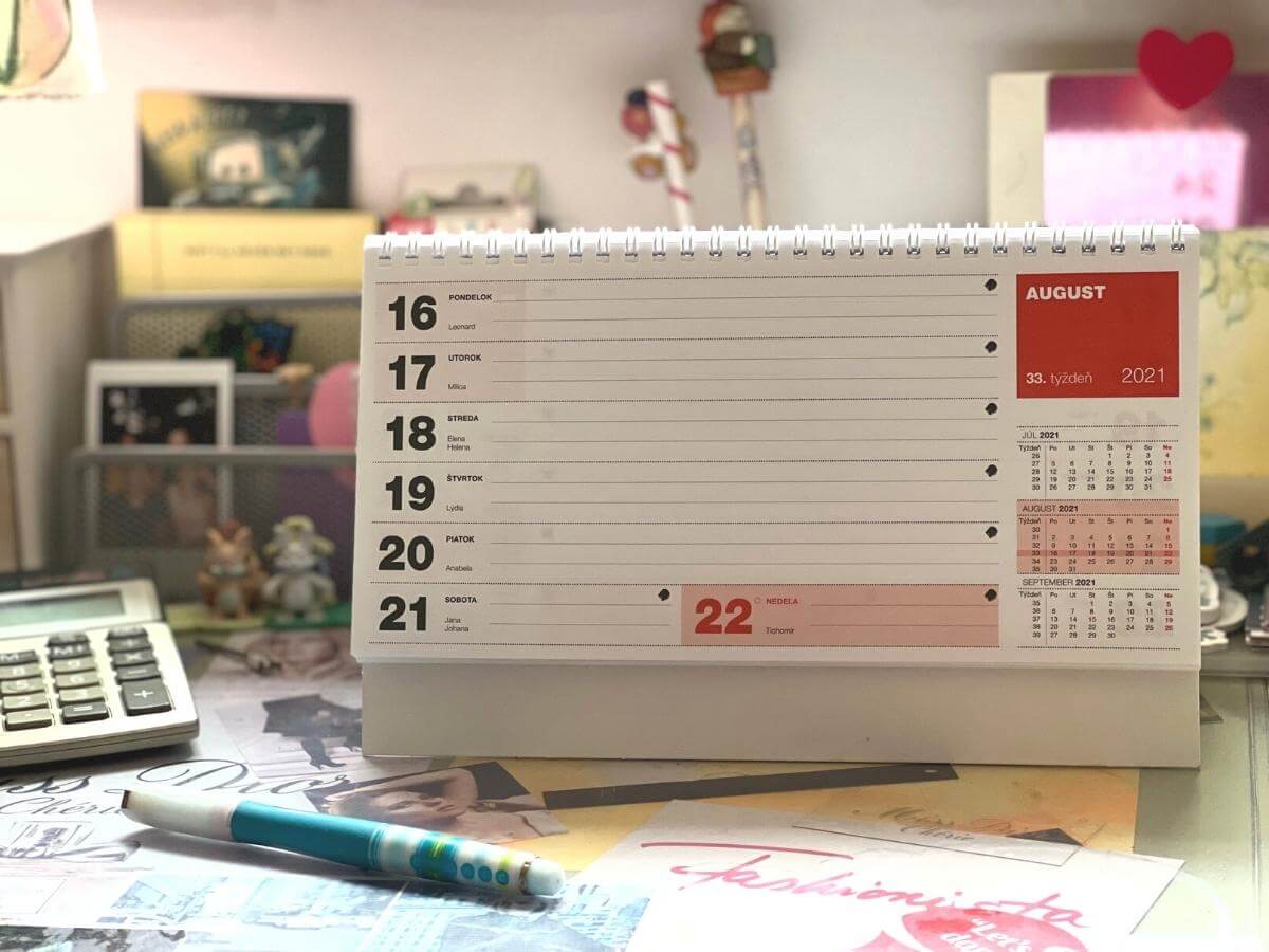 Stolní kalendář na rok 2021 v pracovně.