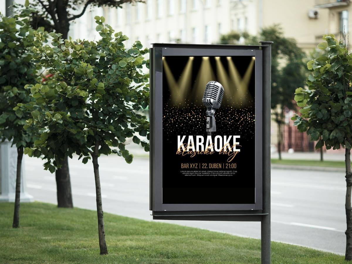 Plakát zvoucí na karaoke večer na citylightu.