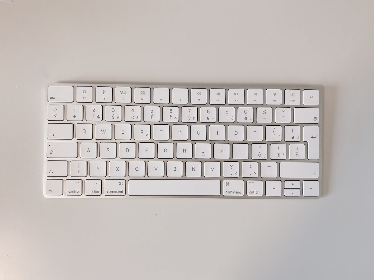 Bílá klávesnice
