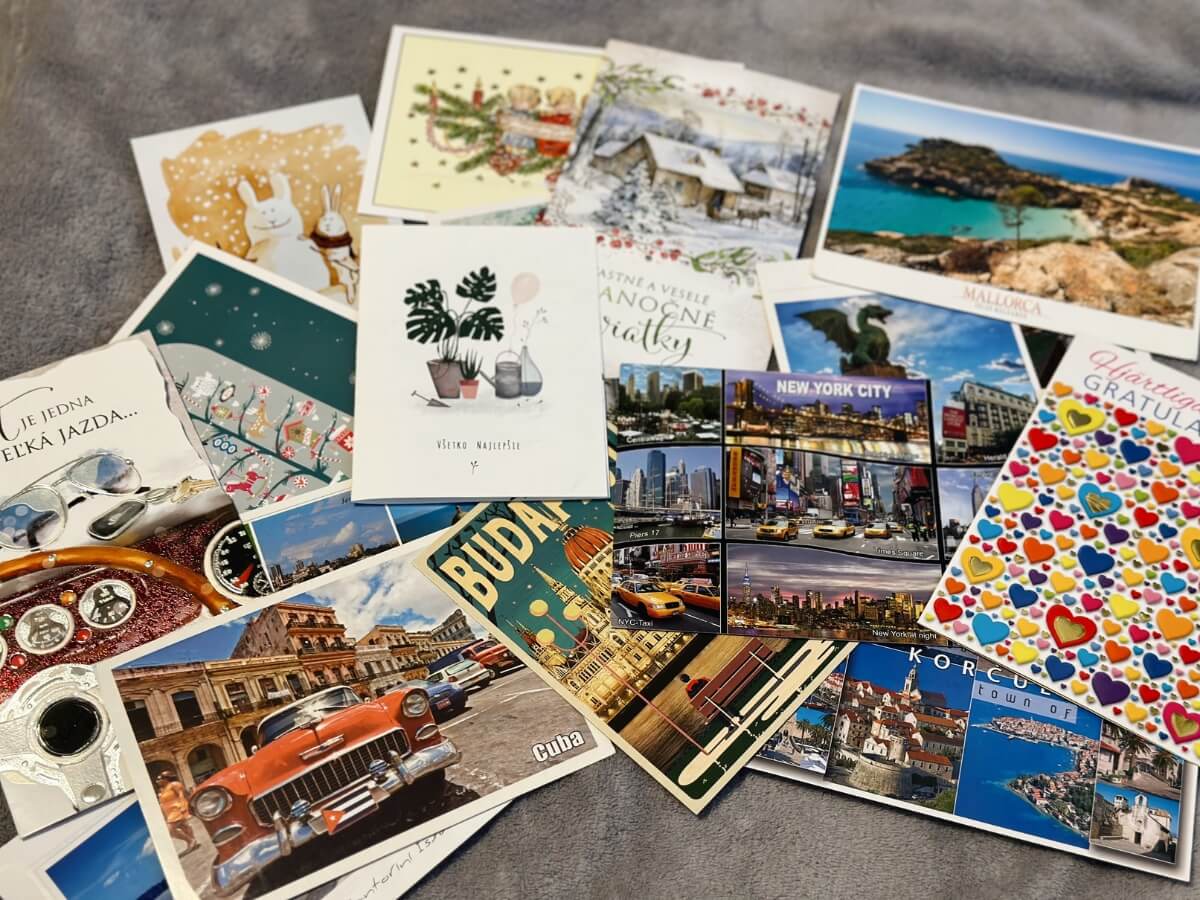 Kolekce různých pohlednic.