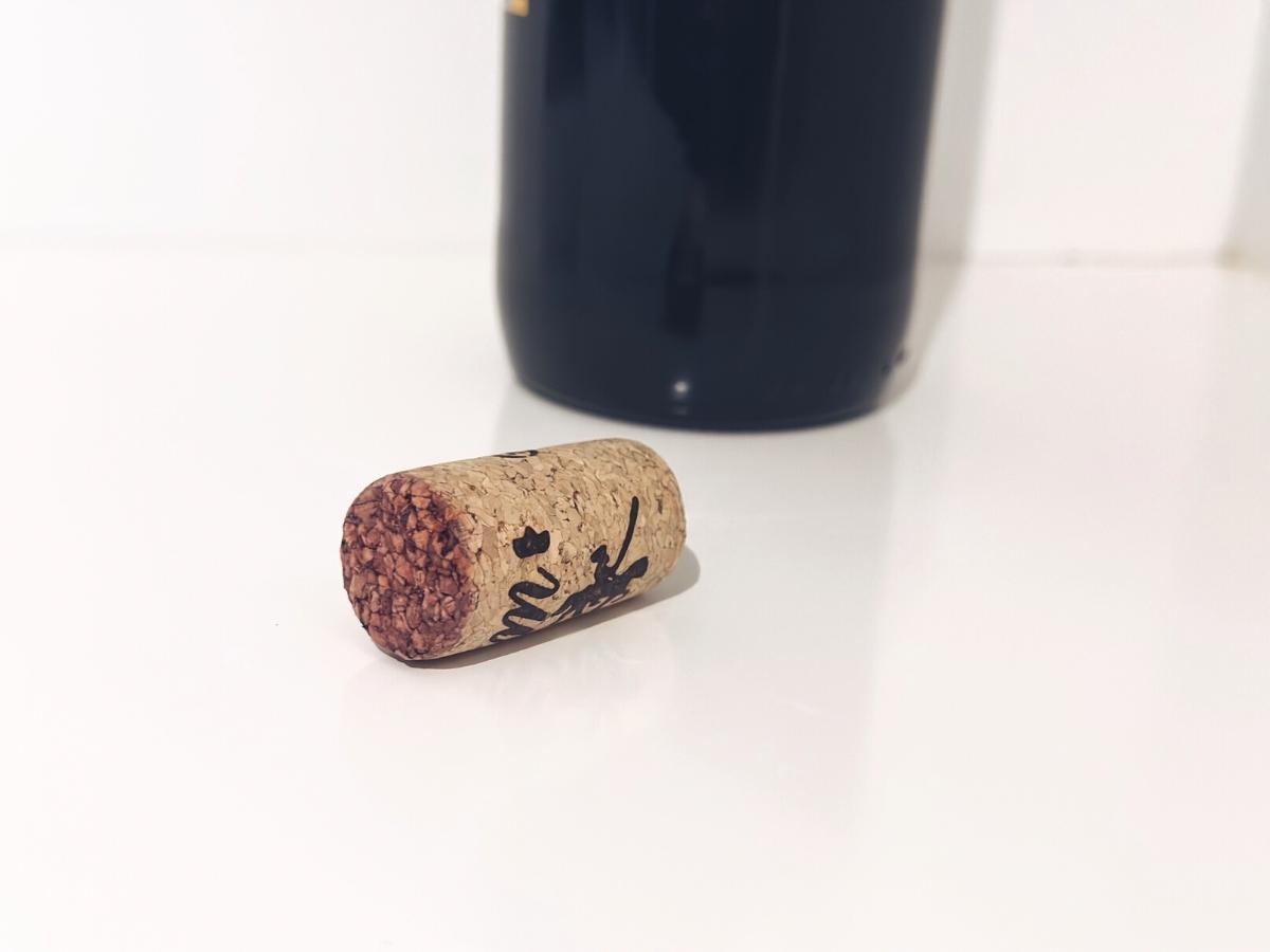 Korek z otevřeného červeného vína.