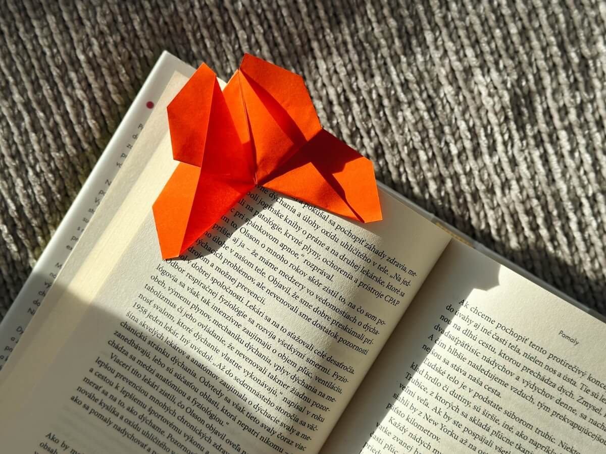 Záložka do knihy ve tvaru origami motýla.