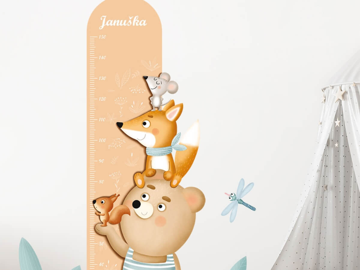 Metr s personalizovaným jménem Januška jako nálepka na zeď dětského pokoje.