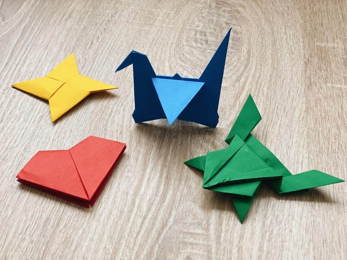 Postaveno origami modely ve tvaru srdce, žáby, jeřábu a hvězdy.