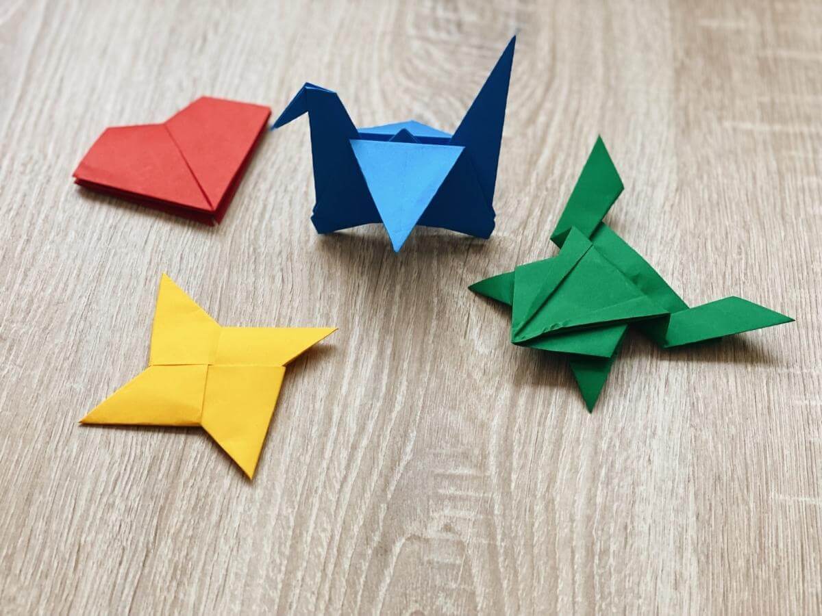 Hvězda, srdce, jeřáb a žába postavené z origami papíru.