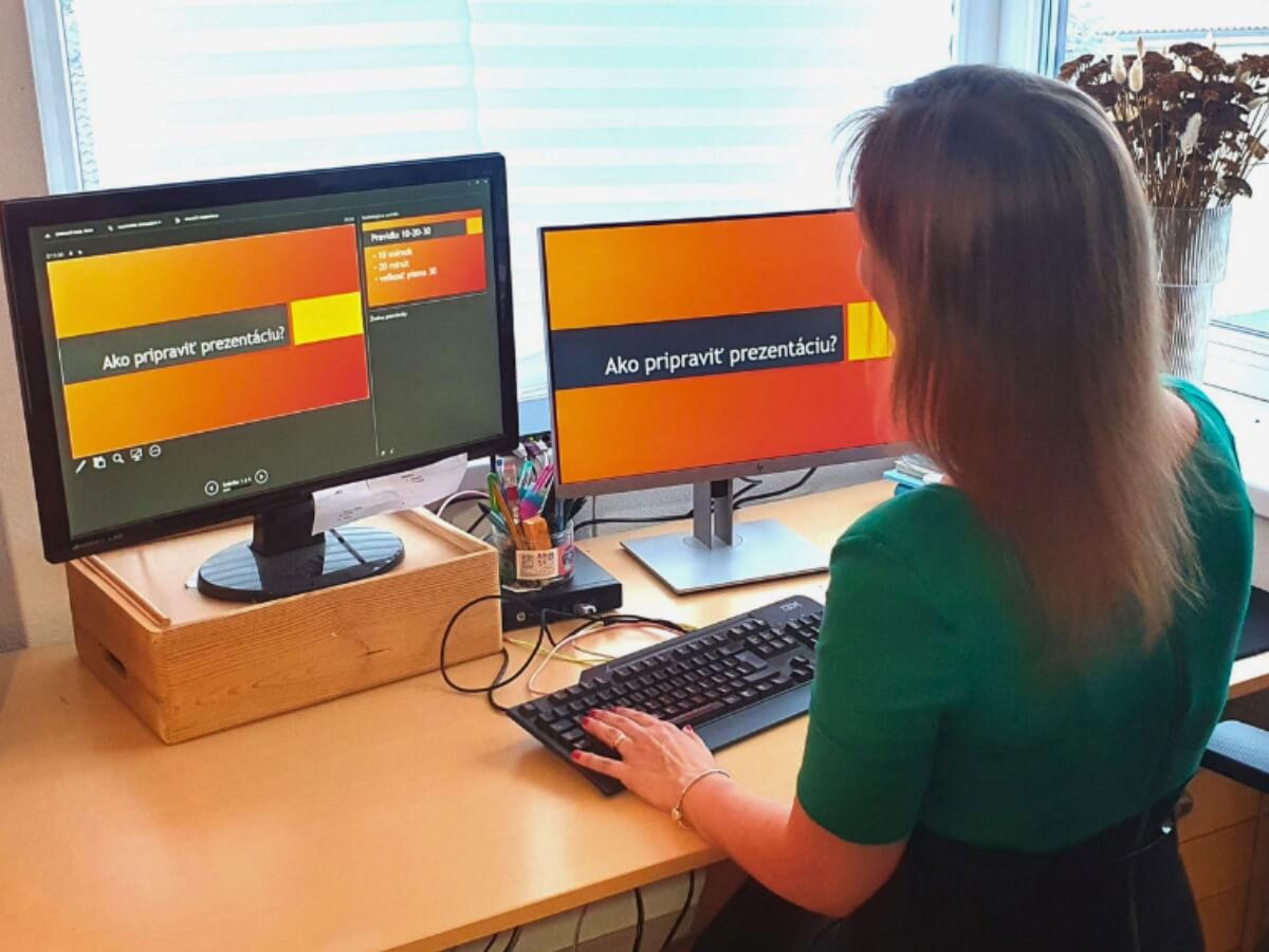 Příprava prezentace na počítači.