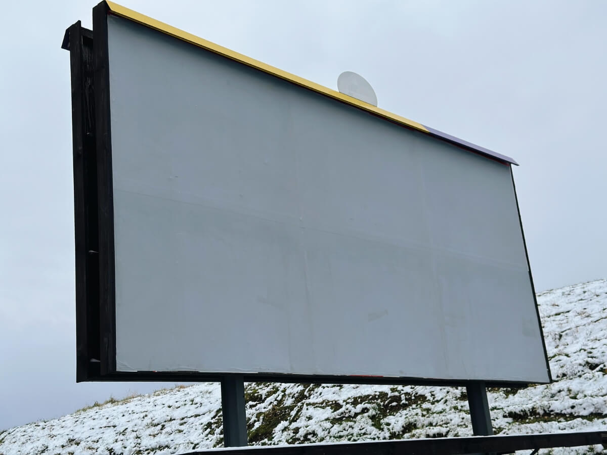 Prázdný billboard při cestě.