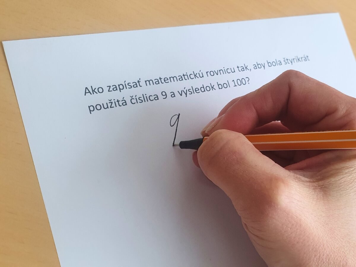 Vytištěný příklad na papíře.