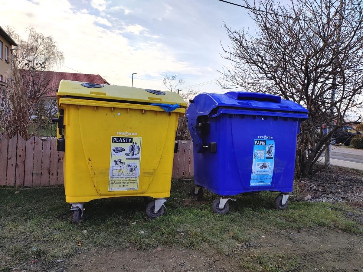 Modrá a žlutá recyklační nádoba