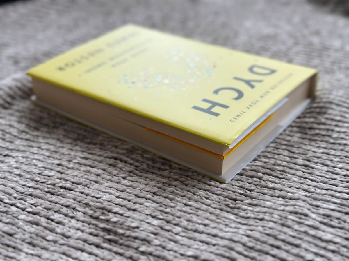 Žlutá rohová origami záložka v knize.
