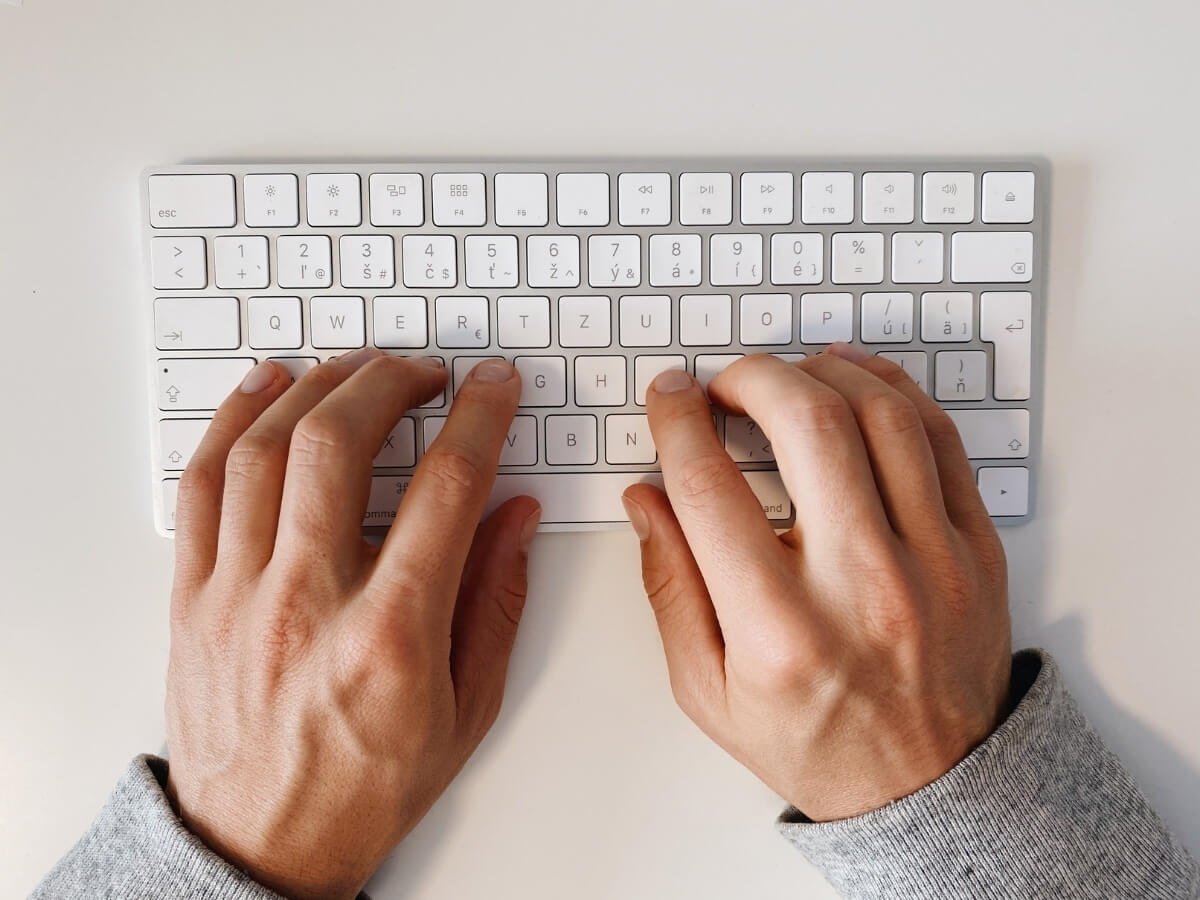 Ruce správně položené na klávesnici.