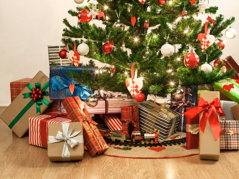Zabalené dárky pod vánočním stromkem.