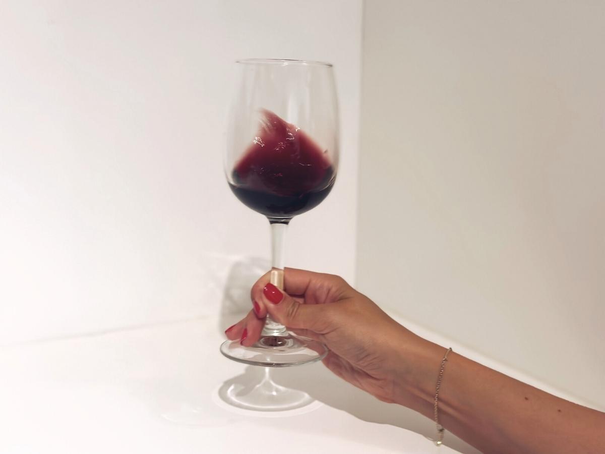 Víření vína ve sklenici.