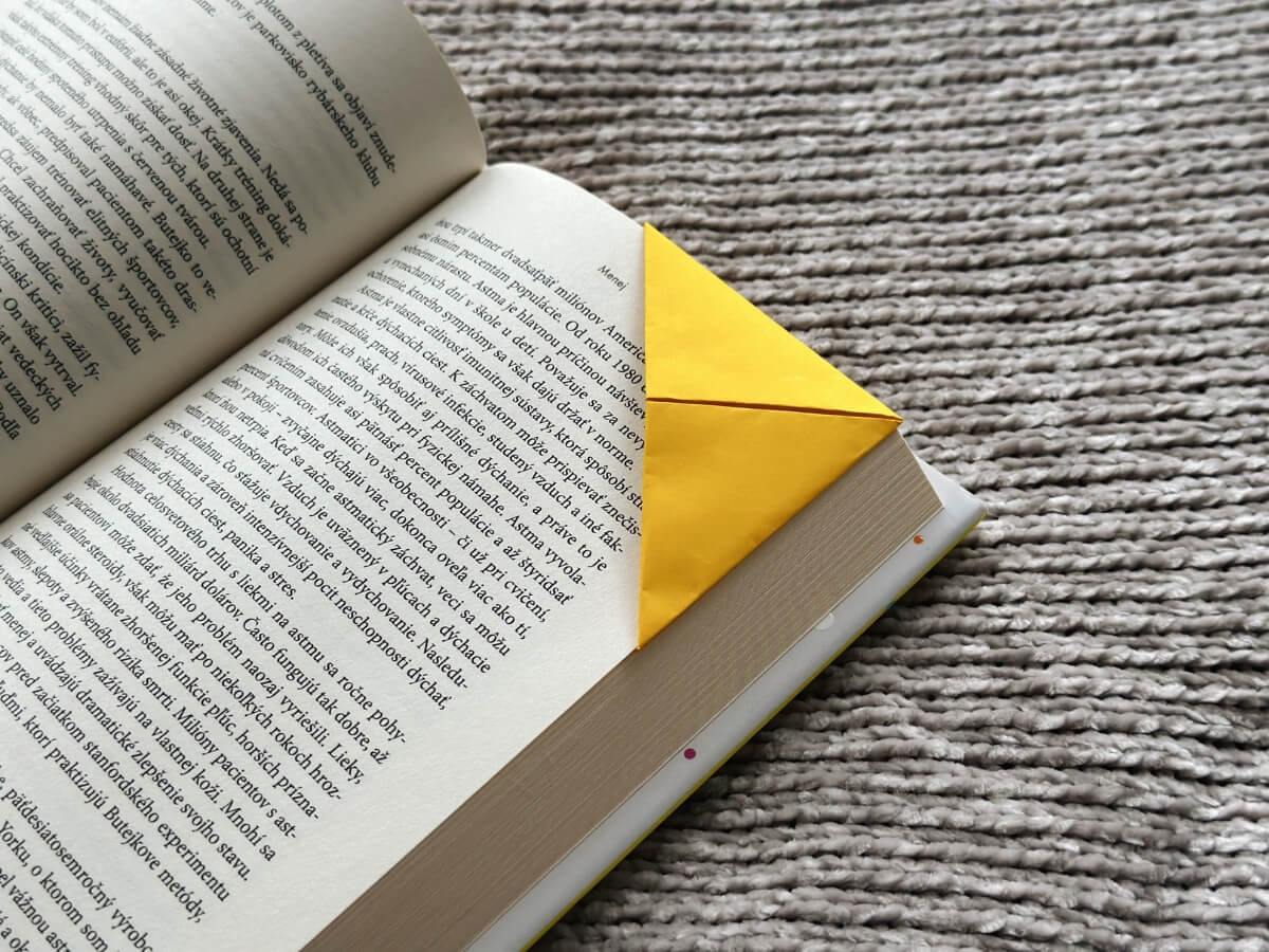 Žlutá rohová origami záložka do knihy.