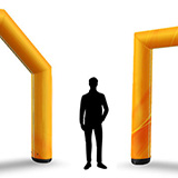 Reklamní nafukovací brána se siluetou muže