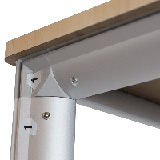 Hliníková konstrukce promo pultu s popisem pro jednoduchou instalaci